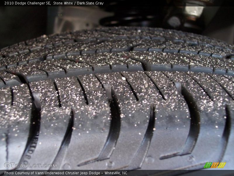 Stone White / Dark Slate Gray 2010 Dodge Challenger SE