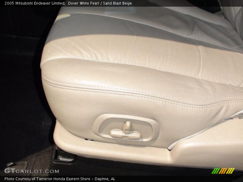 Dover White Pearl / Sand Blast Beige 2005 Mitsubishi Endeavor Limited