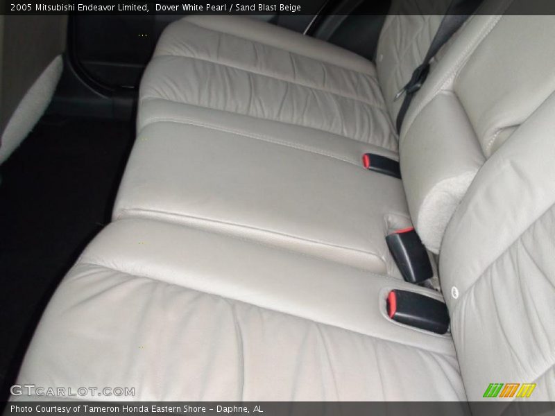 Dover White Pearl / Sand Blast Beige 2005 Mitsubishi Endeavor Limited