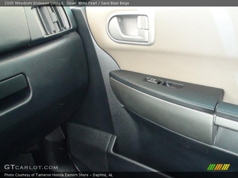 Dover White Pearl / Sand Blast Beige 2005 Mitsubishi Endeavor Limited