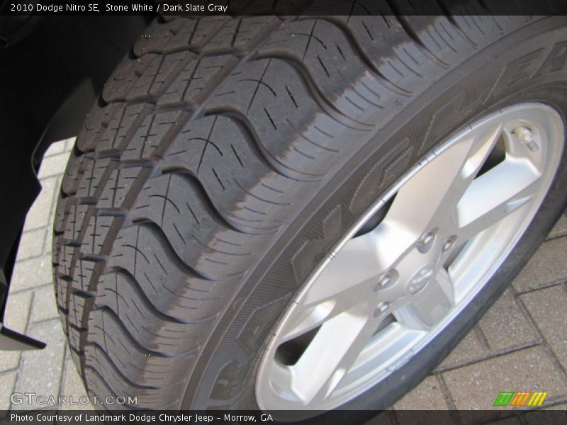 Stone White / Dark Slate Gray 2010 Dodge Nitro SE