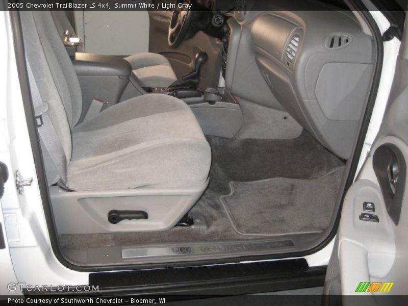 Summit White / Light Gray 2005 Chevrolet TrailBlazer LS 4x4