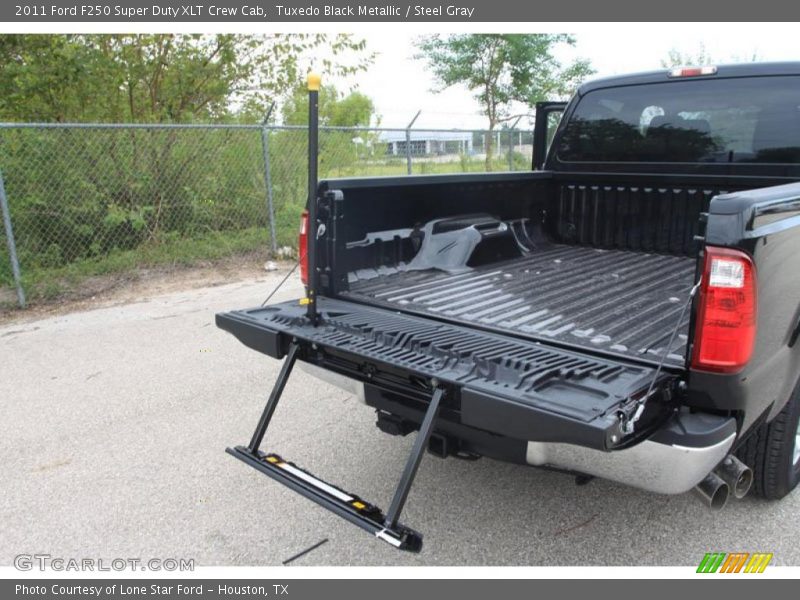 Tuxedo Black Metallic / Steel Gray 2011 Ford F250 Super Duty XLT Crew Cab