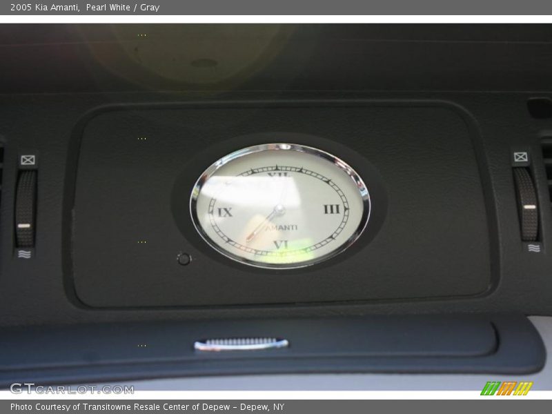 Pearl White / Gray 2005 Kia Amanti