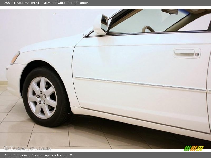 Diamond White Pearl / Taupe 2004 Toyota Avalon XL