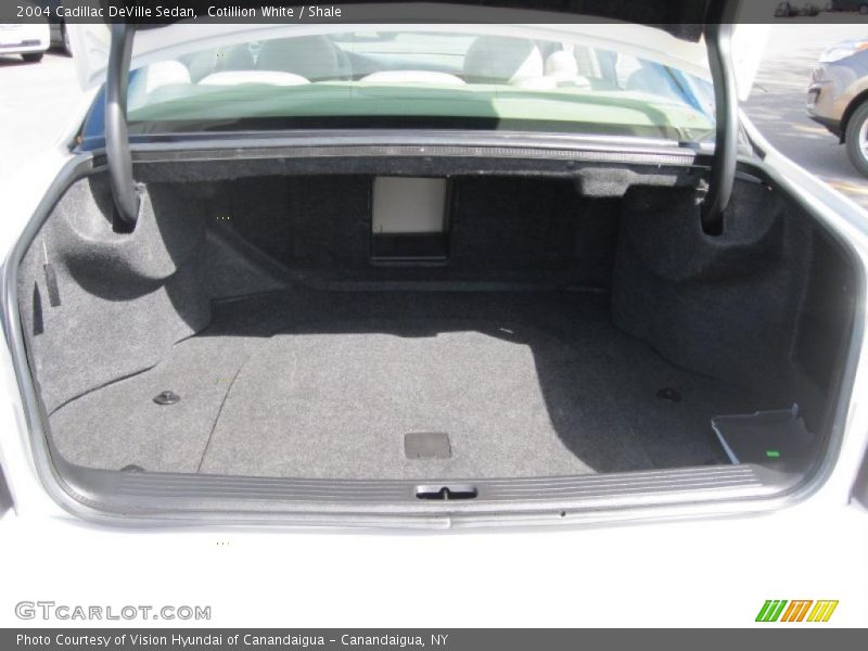 Cotillion White / Shale 2004 Cadillac DeVille Sedan