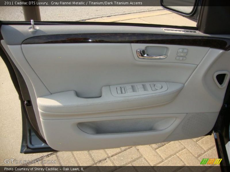 Gray Flannel Metallic / Titanium/Dark Titanium Accents 2011 Cadillac DTS Luxury
