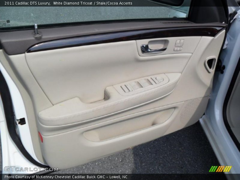 White Diamond Tricoat / Shale/Cocoa Accents 2011 Cadillac DTS Luxury