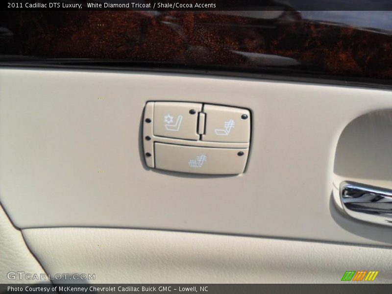 White Diamond Tricoat / Shale/Cocoa Accents 2011 Cadillac DTS Luxury