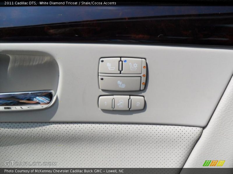 White Diamond Tricoat / Shale/Cocoa Accents 2011 Cadillac DTS