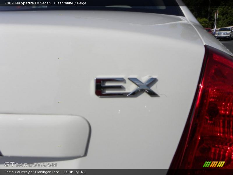 Clear White / Beige 2009 Kia Spectra EX Sedan