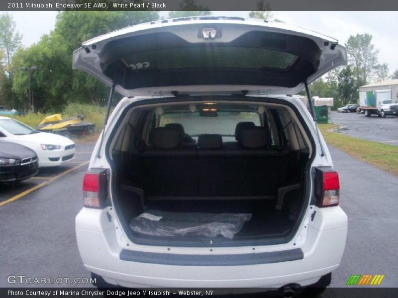 White Pearl / Black 2011 Mitsubishi Endeavor SE AWD
