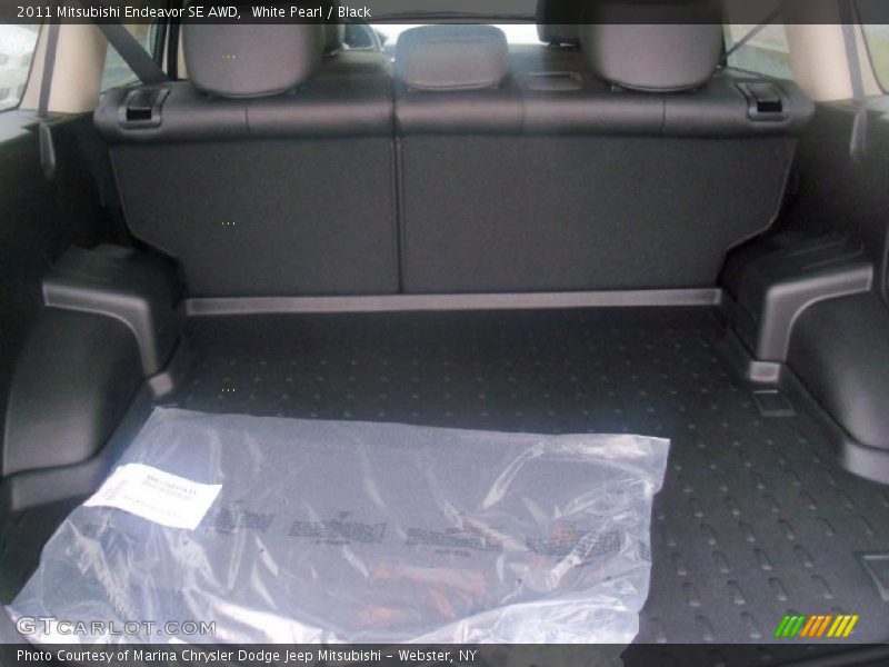 White Pearl / Black 2011 Mitsubishi Endeavor SE AWD