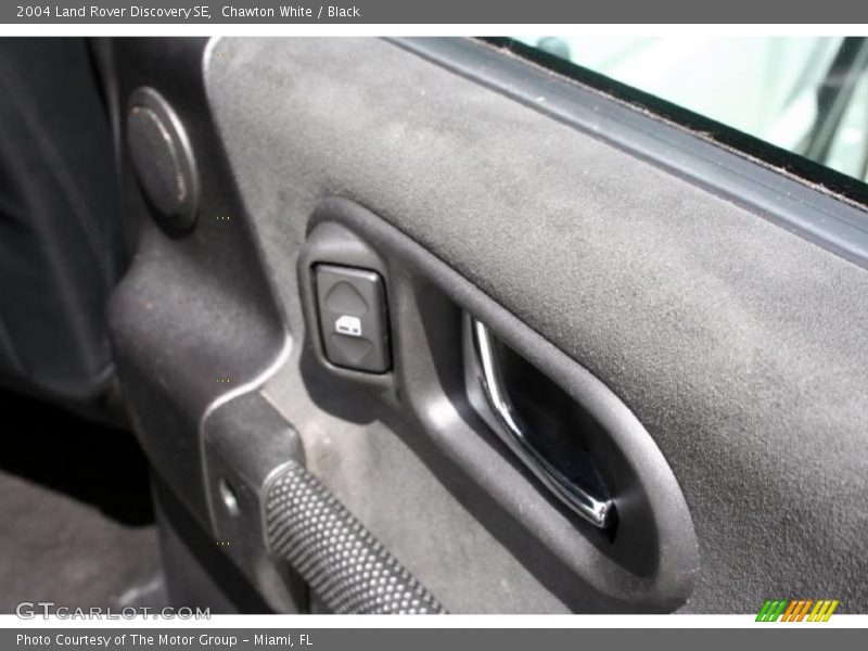 Chawton White / Black 2004 Land Rover Discovery SE