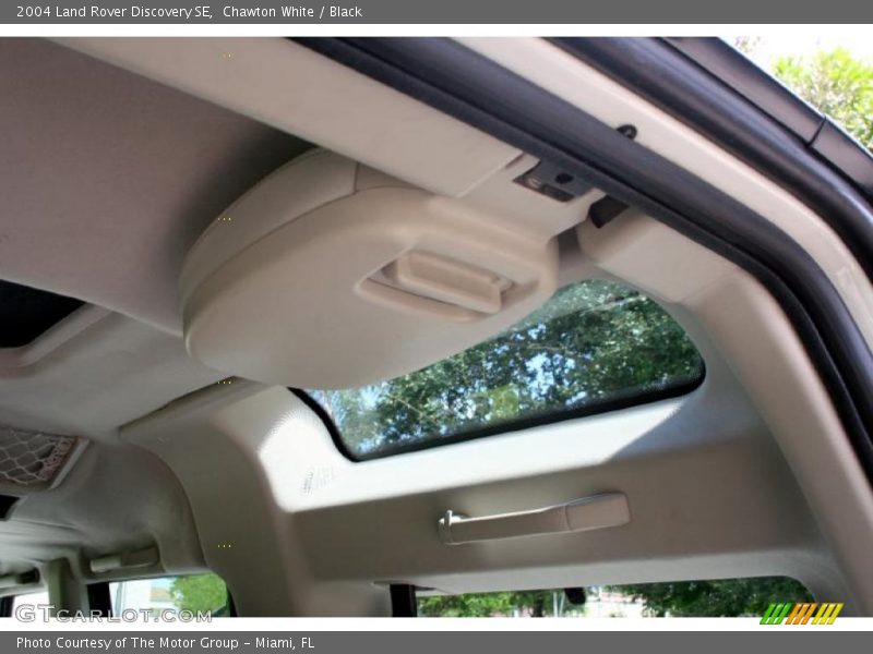 Chawton White / Black 2004 Land Rover Discovery SE