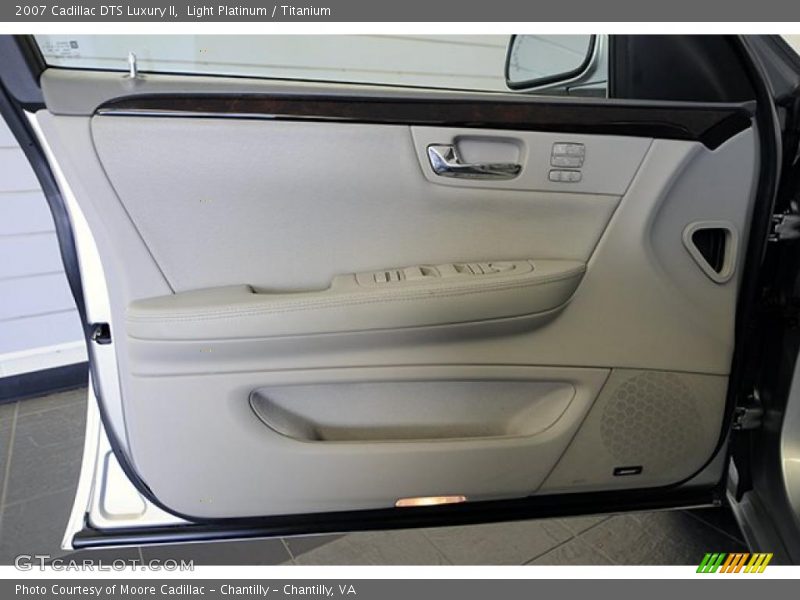 Light Platinum / Titanium 2007 Cadillac DTS Luxury II