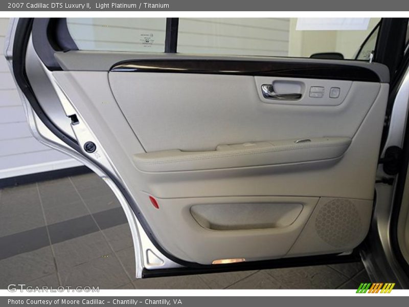Light Platinum / Titanium 2007 Cadillac DTS Luxury II