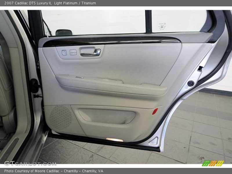 Light Platinum / Titanium 2007 Cadillac DTS Luxury II