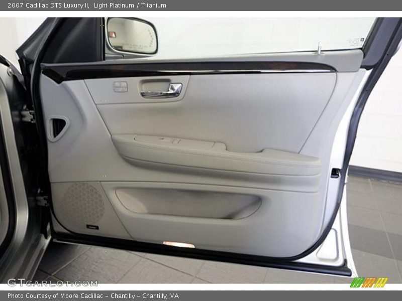 Light Platinum / Titanium 2007 Cadillac DTS Luxury II