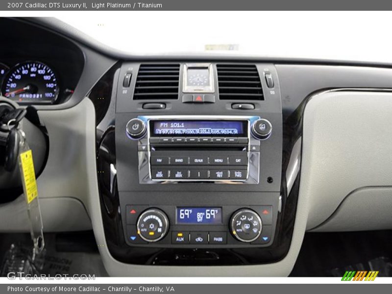 Light Platinum / Titanium 2007 Cadillac DTS Luxury II