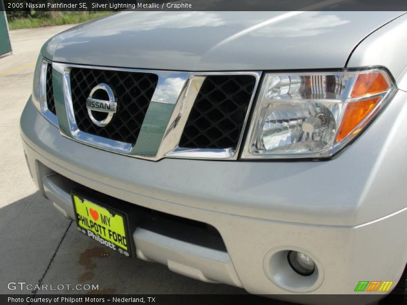 Silver Lightning Metallic / Graphite 2005 Nissan Pathfinder SE