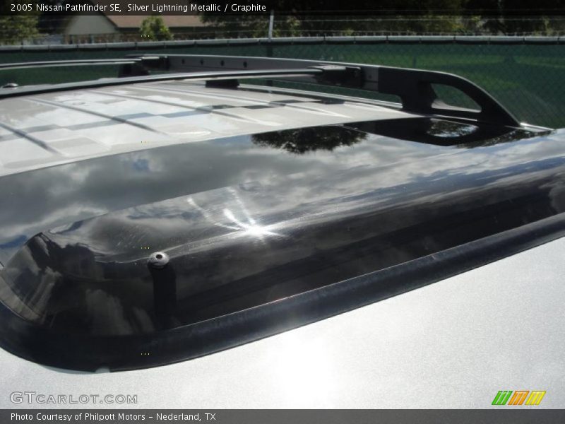 Silver Lightning Metallic / Graphite 2005 Nissan Pathfinder SE
