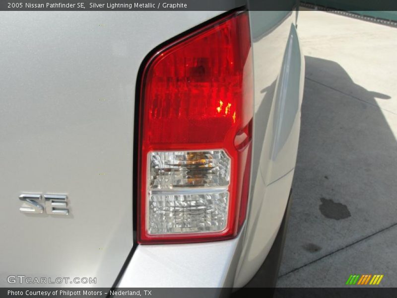 Silver Lightning Metallic / Graphite 2005 Nissan Pathfinder SE
