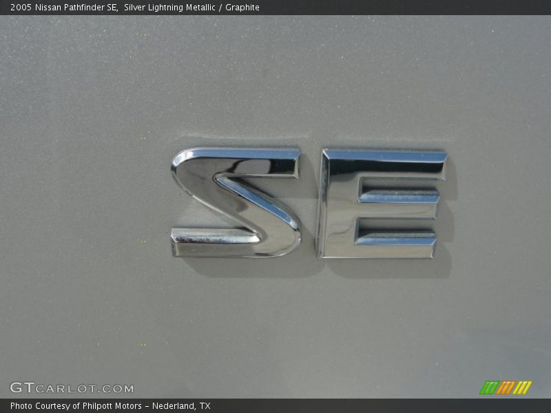 Silver Lightning Metallic / Graphite 2005 Nissan Pathfinder SE