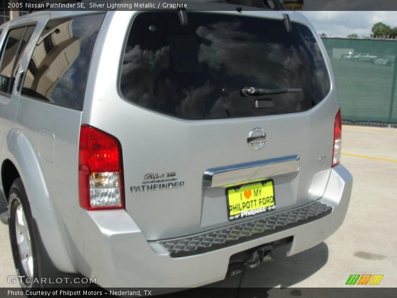 Silver Lightning Metallic / Graphite 2005 Nissan Pathfinder SE