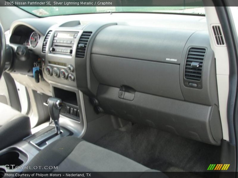 Silver Lightning Metallic / Graphite 2005 Nissan Pathfinder SE