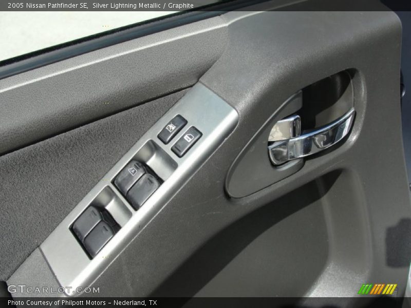 Silver Lightning Metallic / Graphite 2005 Nissan Pathfinder SE