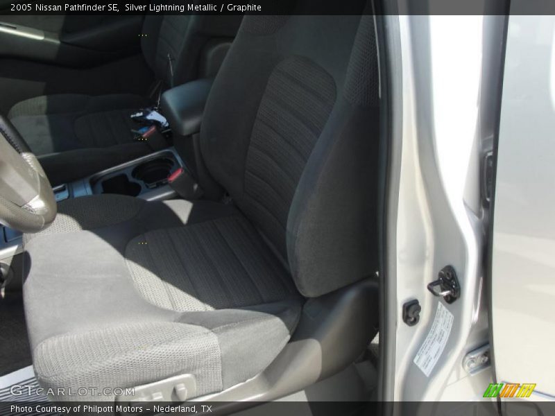 Silver Lightning Metallic / Graphite 2005 Nissan Pathfinder SE
