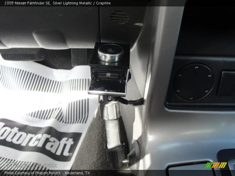 Silver Lightning Metallic / Graphite 2005 Nissan Pathfinder SE