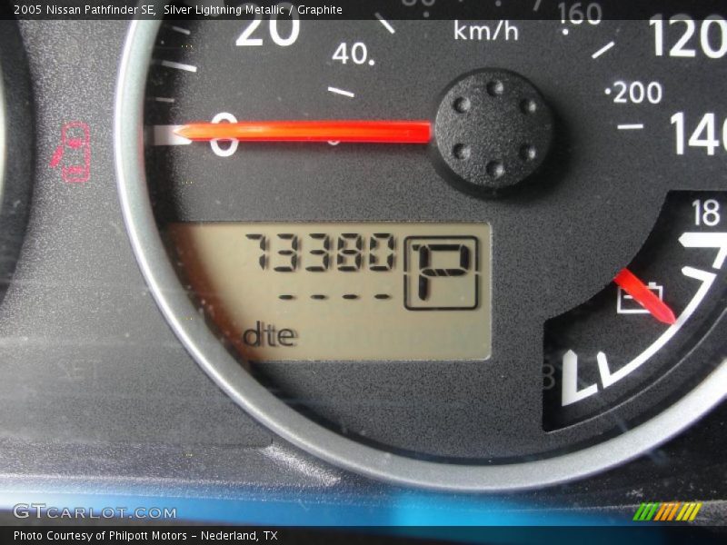 Silver Lightning Metallic / Graphite 2005 Nissan Pathfinder SE