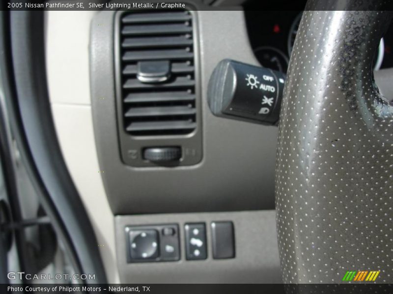 Silver Lightning Metallic / Graphite 2005 Nissan Pathfinder SE