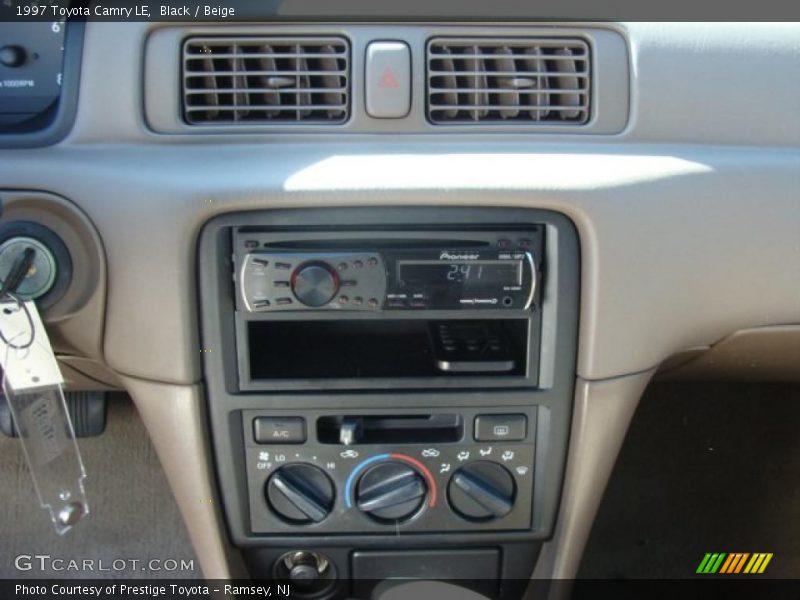Black / Beige 1997 Toyota Camry LE
