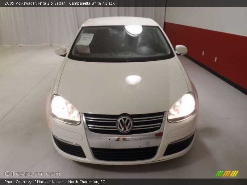 Campanella White / Black 2005 Volkswagen Jetta 2.5 Sedan