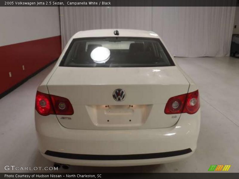 Campanella White / Black 2005 Volkswagen Jetta 2.5 Sedan