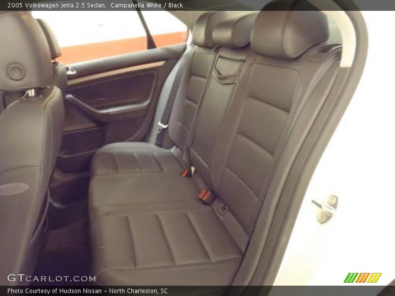Campanella White / Black 2005 Volkswagen Jetta 2.5 Sedan