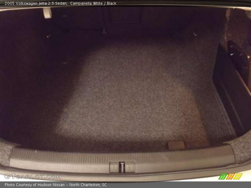 Campanella White / Black 2005 Volkswagen Jetta 2.5 Sedan