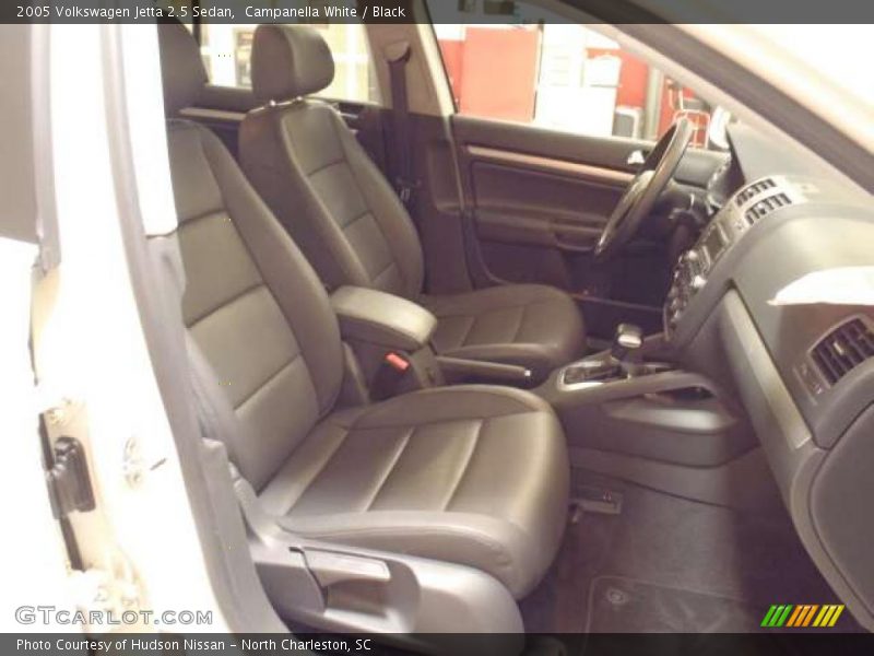 Campanella White / Black 2005 Volkswagen Jetta 2.5 Sedan