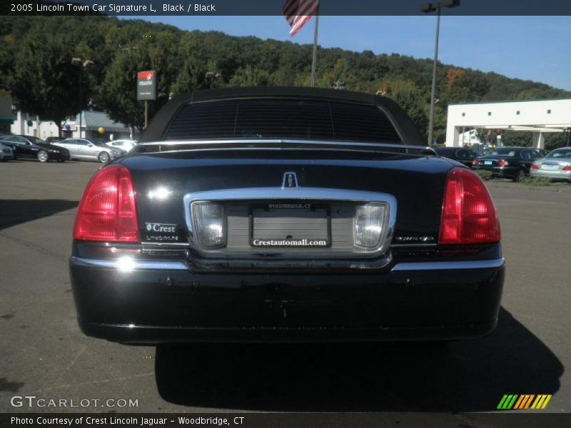 Black / Black 2005 Lincoln Town Car Signature L