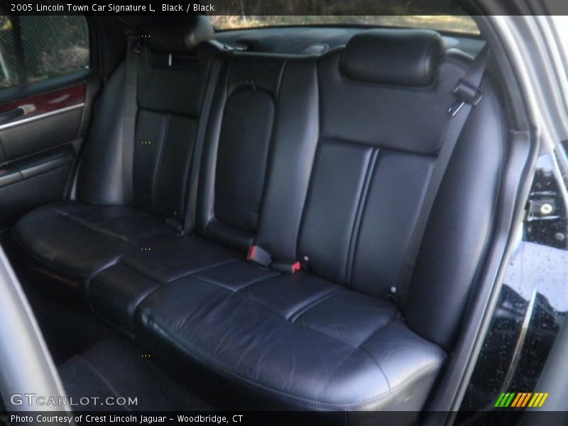 Black / Black 2005 Lincoln Town Car Signature L