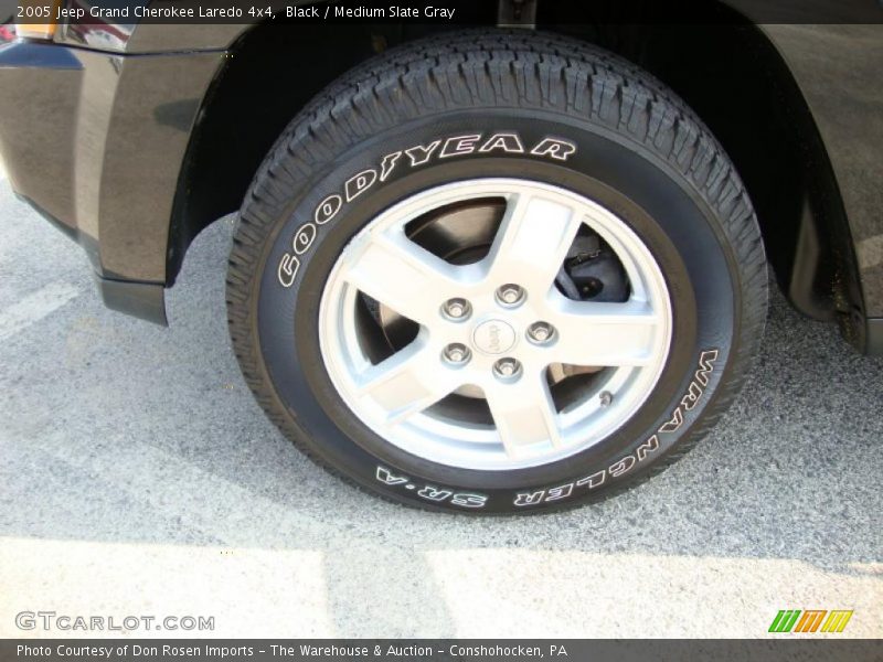 Black / Medium Slate Gray 2005 Jeep Grand Cherokee Laredo 4x4