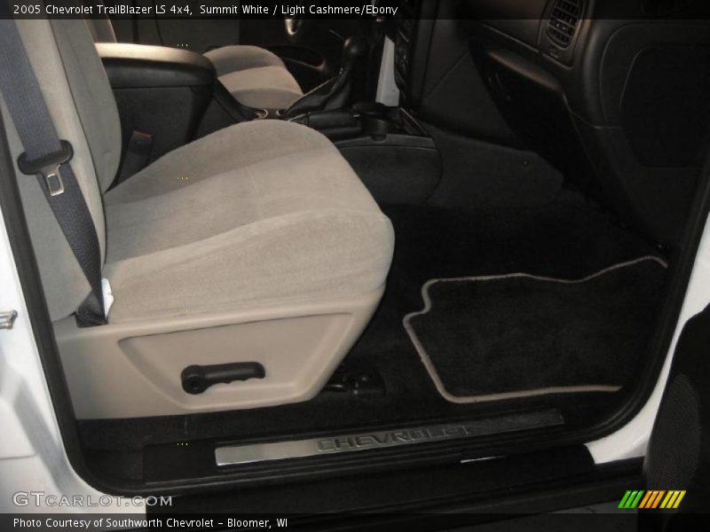 Summit White / Light Cashmere/Ebony 2005 Chevrolet TrailBlazer LS 4x4