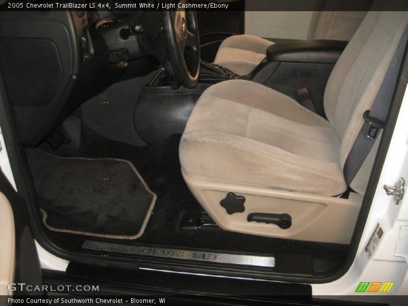 Summit White / Light Cashmere/Ebony 2005 Chevrolet TrailBlazer LS 4x4