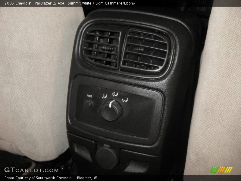 Summit White / Light Cashmere/Ebony 2005 Chevrolet TrailBlazer LS 4x4
