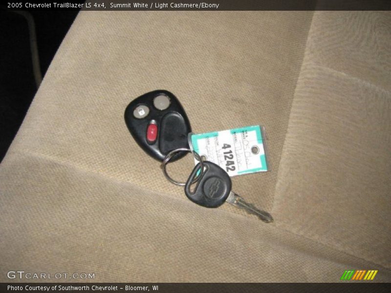 Summit White / Light Cashmere/Ebony 2005 Chevrolet TrailBlazer LS 4x4