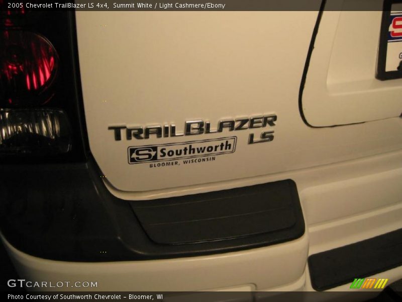 Summit White / Light Cashmere/Ebony 2005 Chevrolet TrailBlazer LS 4x4