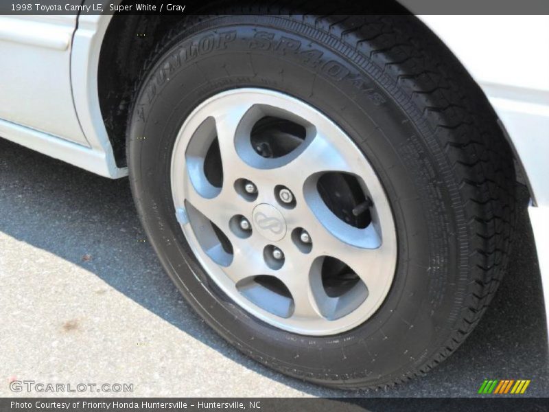 Super White / Gray 1998 Toyota Camry LE